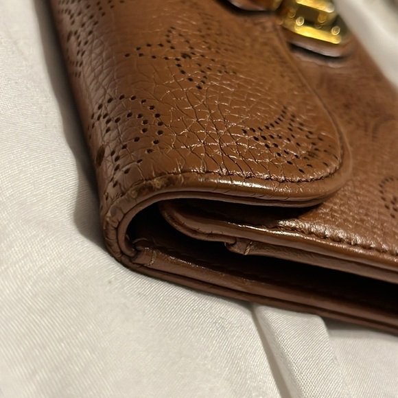 Louis Vuitton 2009 Leather Mahina Brown Amelia International Wallet - Picture 6 of 13